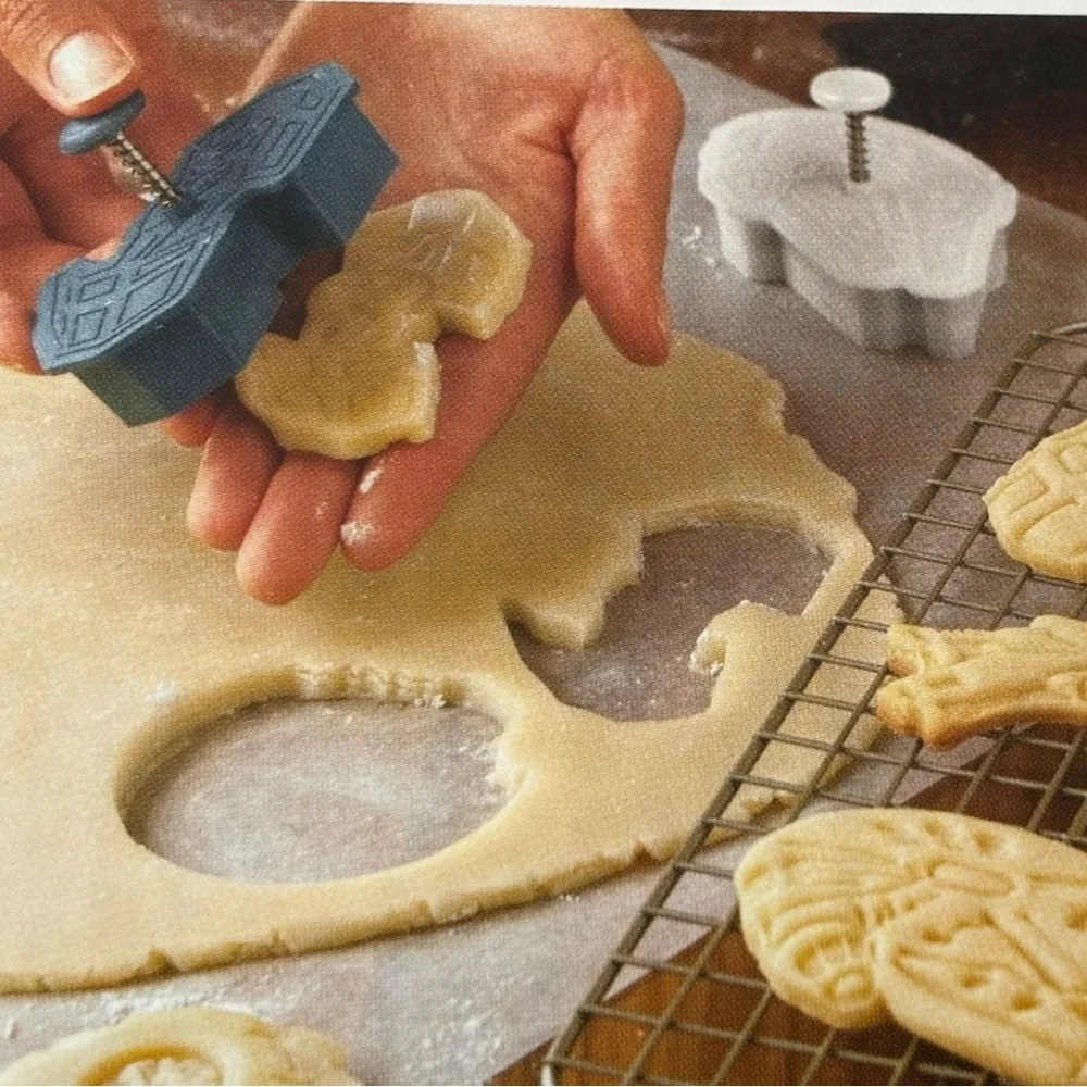 William-Sonoma Star Wars press and stamp plunger cookie Cutters ( 2 )sets of 4